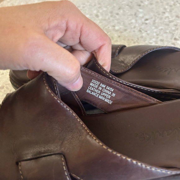 Clarks Womens 8 1/2 chocolate Brown Leather
Slides Wedge Sandals Open Toe Shoe - Picture 7 of 10